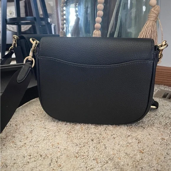 Coach Black Amelia Saddle Bag Crossbody Snap Closure, Larger Size Gold Hardware - Picture 2 of 7